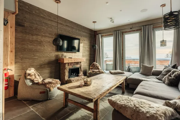 Bild: Alte und neue Architektur mit kreativem Konzept vereint. Holz an Fassaden und Wänden prägt das Design. 
