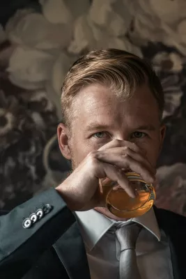 Bild: Gerüchte um Blockbuster-Film: Donatella Whisky erobert die Netflix oder Amazon Leinwand?