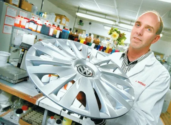 Bild: OWL-Transferpreis für Schmutz abweisenden Lack geht an die Peter-Lacke GmbH und die Uni-Paderborn