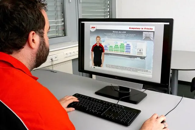 Aus- und Weiterbildung: Meyer-Fahrer lernen mit Computerspielen Bild: Aus- und Weiterbildung: Meyer-Fahrer lernen mit Computerspielen