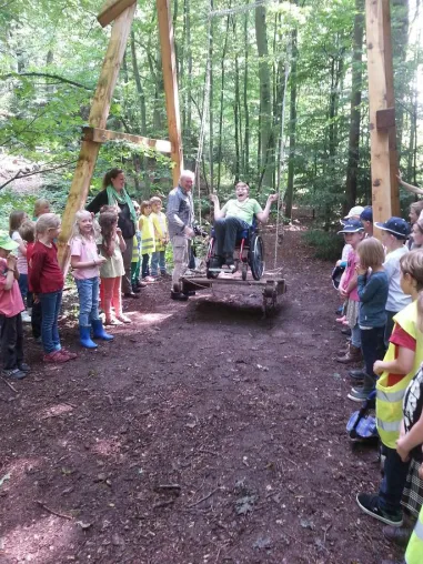 Mit dem Rollstuhl auf die Riesenschaukel im Wald Bild: Mit dem Rollstuhl auf die Riesenschaukel im Wald