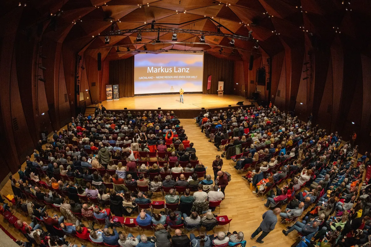 Fernweh Festival 2024 - Vortrag Markus Lanz - Großer Saal Heinrich Lades Halle (© Fernweh Festival)