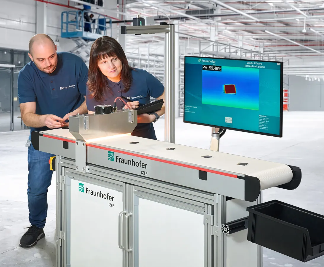 Schwarze Kunststoffe effizient sortieren (© Fraunhofer IZFP/Uwe Bellhäuser)