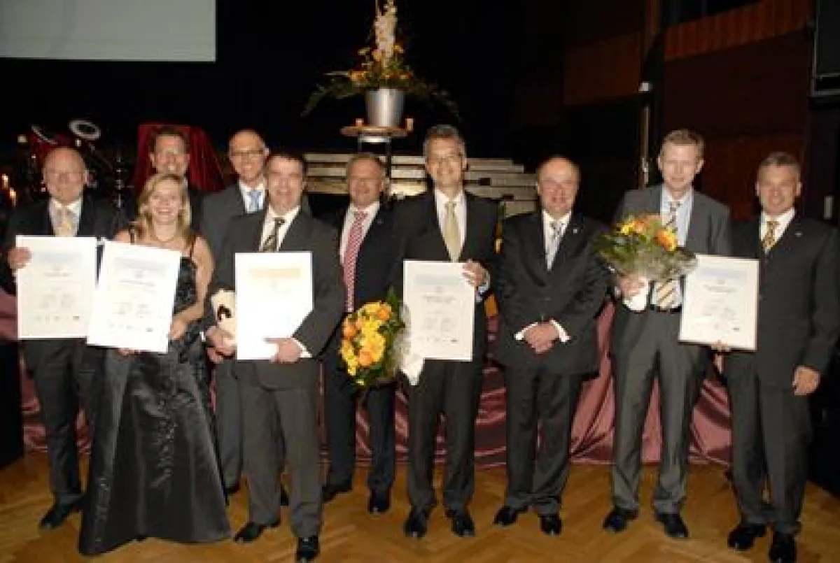 Die Preisträger samt Sponsoren