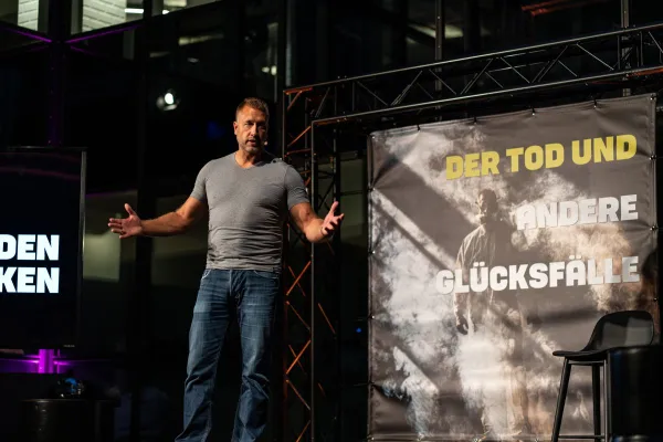 Bild: "Der Tod und andere Glücksfälle" - Tatortreiniger Marcell Engel begeistert bei Vorpremiere