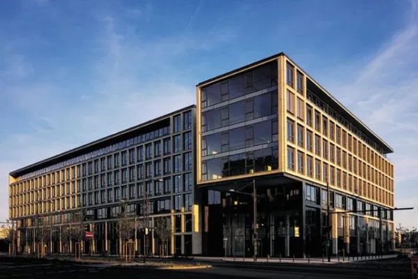 Bild: Übergaben an die Mieter und Einzug ins AlphaHaus:  Baluna GmbH und Dauphin HumanDesign Group GmbH & Co. KG