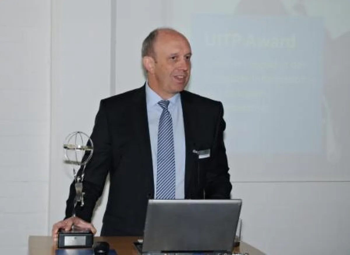 Dr. Helmut Bergstein präsentiert den Aktionären den UITP-Award (C) IVU AG