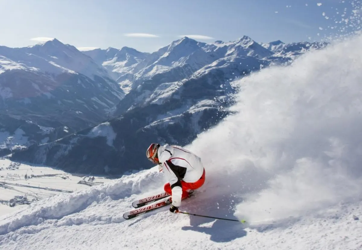 Hightech Ski vor dem Panorama der Hohen Tauern