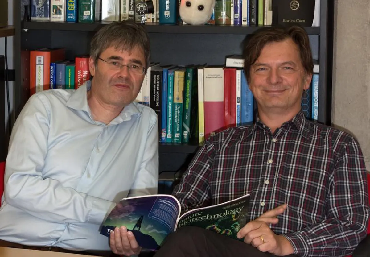 Professor Dr. Lars-Oliver Essen (rechts) und Dr. Christof Taxis erforschen im Verbund „MELICOMO“, wie Gene mittels Licht gesteuert werden können.  ((Foto: Julian C. Essen. Das Bild darf nur für die Be