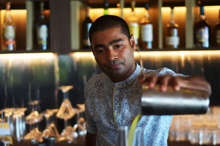 Bild: Der Bartender der Stars im Kandima Maldives: Hoher Besuch zum Weltcocktailtag am 13. Mai 2023