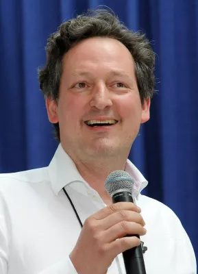 Bild: Dr. Eckart von Hirschhausen spricht auf Hohensteiner Tafelrunde an der Uni Witten/Herdecke