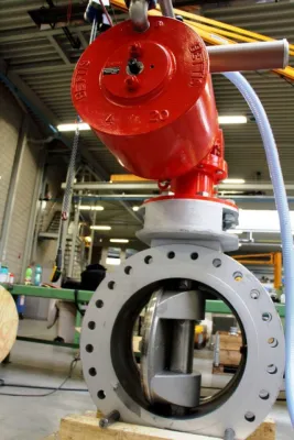 Bild: Industriestoßdämpfer von ACE schützen Sicherheitsventile in Raffinerie