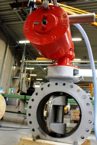 Bild: Industriestoßdämpfer von ACE schützen Sicherheitsventile in Raffinerie