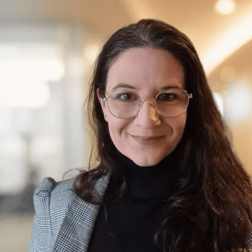 Introvertierte Unternehmerin zeigt, wie leise Stärke zum Erfolg führt Bild: Introvertierte Unternehmerin zeigt, wie leise Stärke zum Erfolg führt