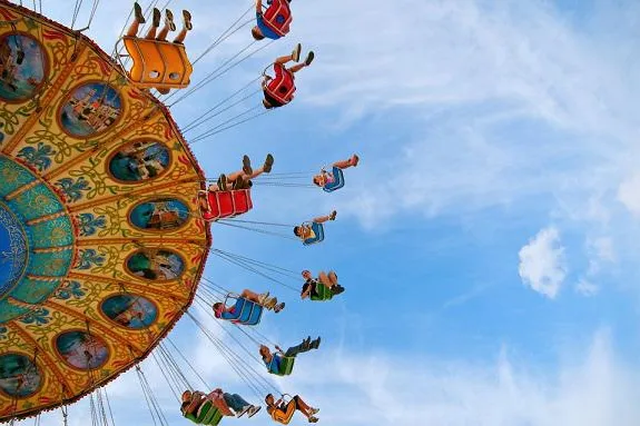 Bild: Fast-Pass, Baby Switch, Online-Ticket & Co. – ERV-Tipps: Ab in den Freizeitpark