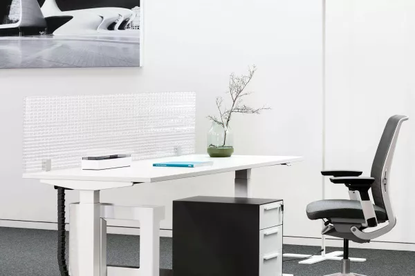 Bild: Tischabtrennungen bieten Sicherheit im Büro - Akustische Trennung mit Coronaschutz