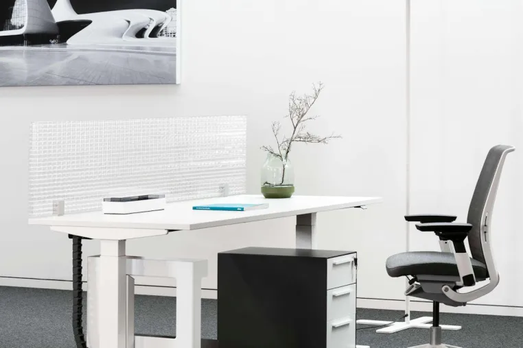 Bild: Tischabtrennungen bieten Sicherheit im Büro - Akustische Trennung mit Coronaschutz