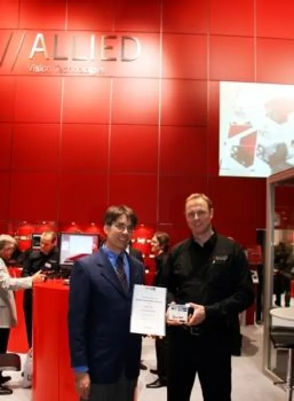Christoph Zierl (MVTec, links) überreicht Jens Hashagen (Allied Vision) das Zertifikat zum 'MVTec Image Acquisition Partner Program' während der VISION 2007 in Stuttgart.
