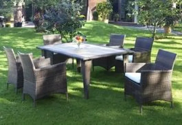 Bild: Ein Wohnraum im Freien – Geflechtmöbel und Metallmöbel für den Garten