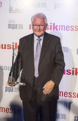 Bild: Unternehmer Martin König erhält den „Lifetime-Achievement-Award“ der internationalen Musikpresse