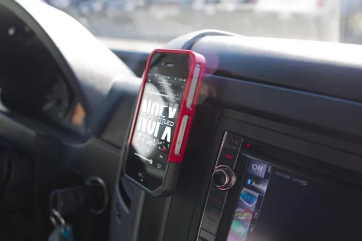 Bild: Smartphone und iPad in Sichtweite befestigen mit Rokforms RMS