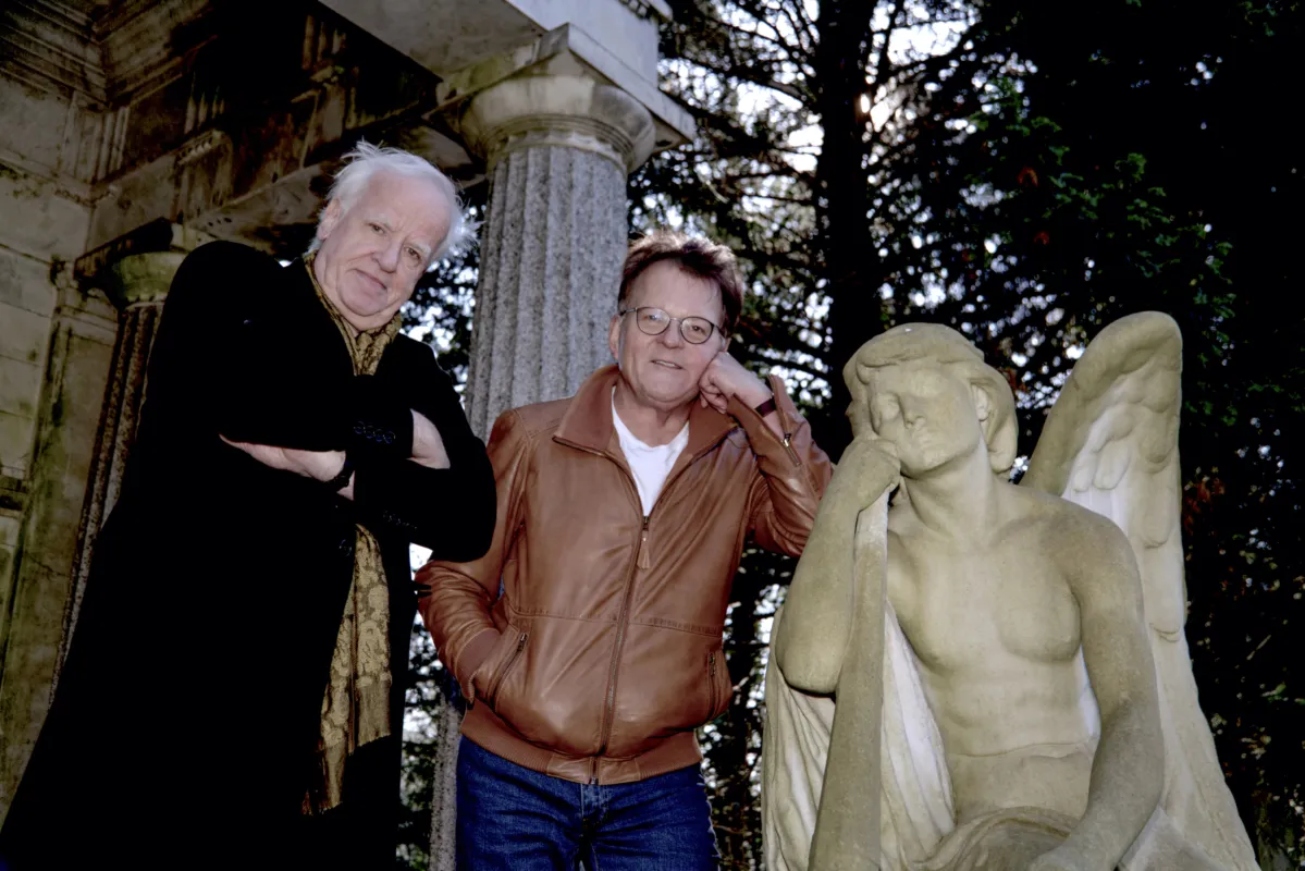 Podcaster Manfred Büsing und Jürgen Gutowski (v.l.) auf dem hannoverschen Promi-Friedhof Engesohde (© Jürgen Gutowski)