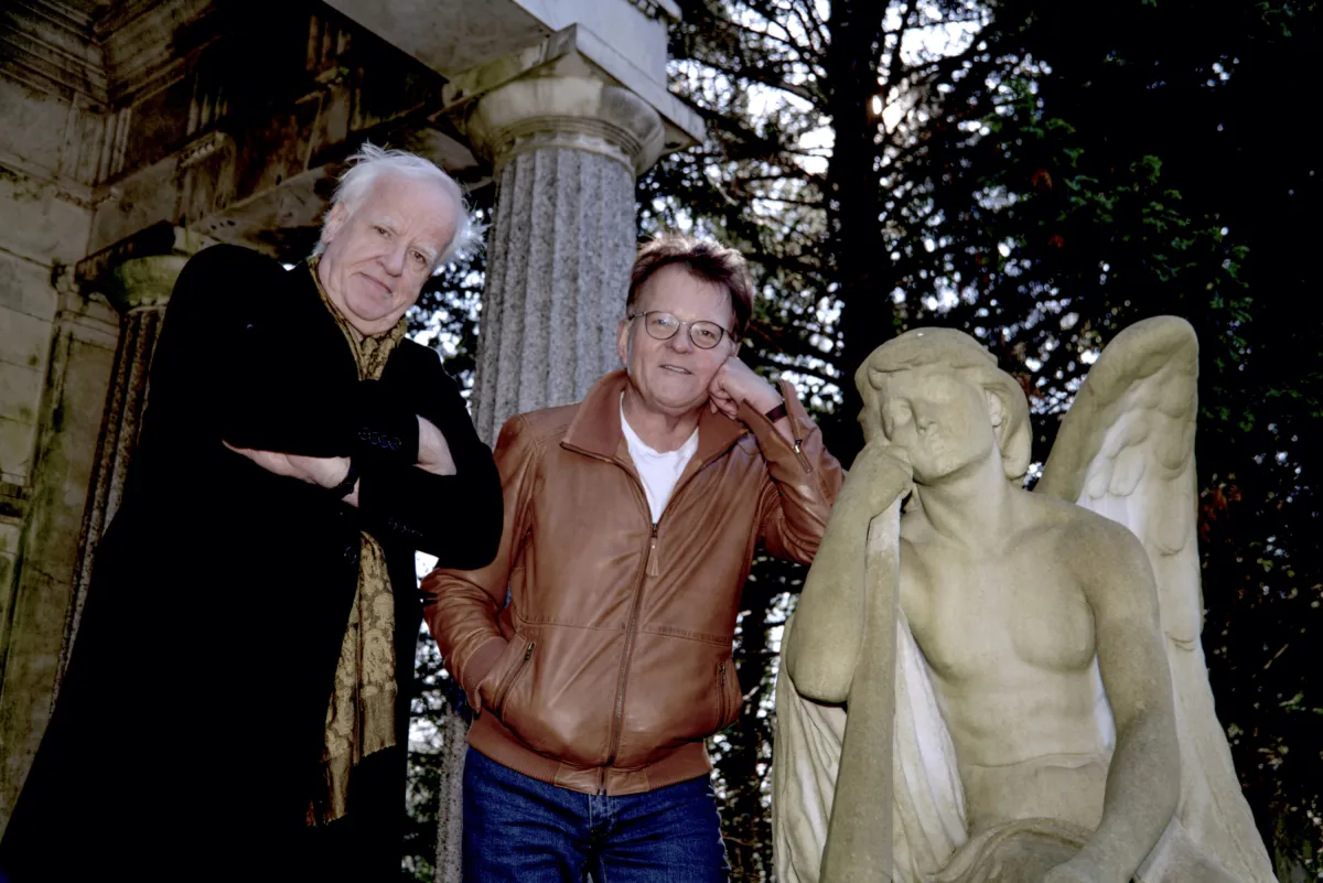 Podcaster Manfred Büsing und Jürgen Gutowski (v.l.) auf dem hannoverschen Promi-Friedhof Engesohde (© Jürgen Gutowski)