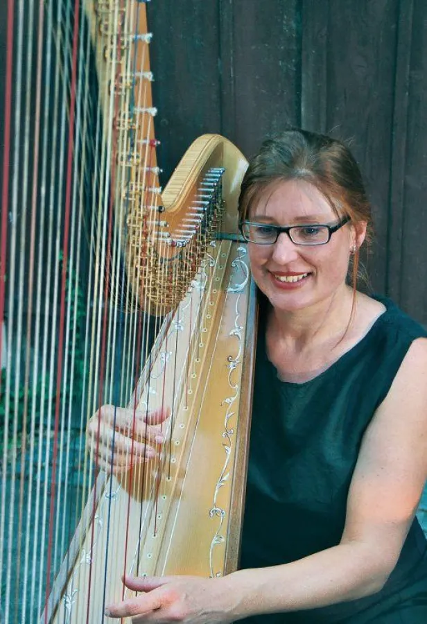 Die Harfenistin Eva Maria Bredl ist am 24.3.2007 bei einem außergewöhnlichen Konzert im Alamannenmuseum zu hören. Sie spielt zusammen mit Klaus Wuckelt an der Lyra inmitten der dort ausgestellten Bild