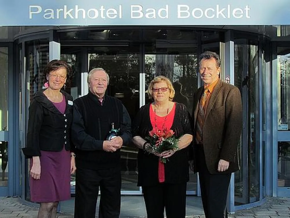 Frau Albert (Gästemanagerin), Herr Kasseckert, Frau Kasseckert, Herr Barlage (Geschäftsführer)