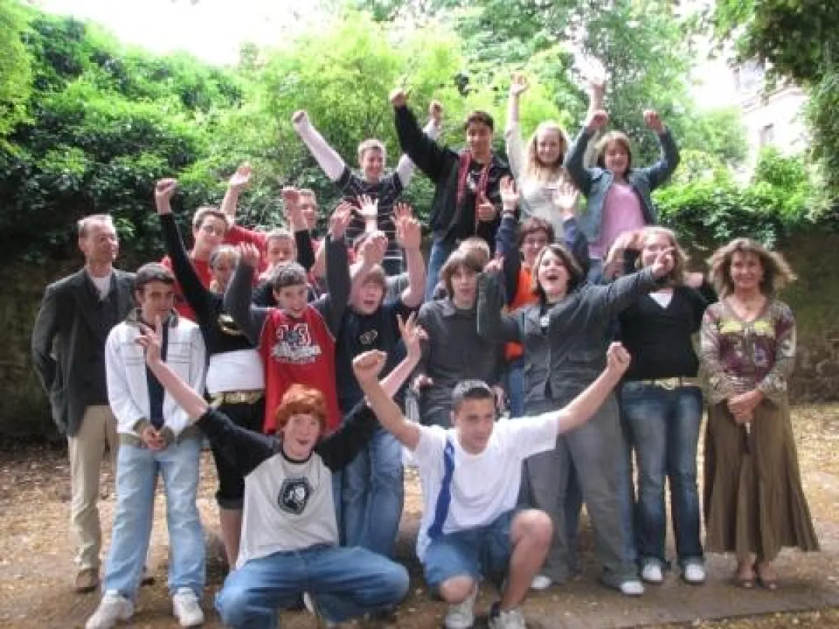 Große Freude in der 9c der Robert-Schumann-Realschule Trier: Dr. Erwin Rambusch vom Klinikum Mutterhaus der Borromäerinnen (links) gratulierte den Schülern und der Klassenlehrerin Edeltraud Schwaab (r