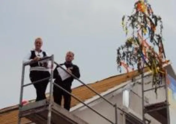 Deutsche Reihenhaus lädt zum Richtfest: Dachstühle im Kölner Wohnpark „Am Feld“ erfolgreich aufgestellt Bild: Deutsche Reihenhaus lädt zum Richtfest: Dachstühle im Kölner Wohnpark „Am Feld“ erfolgreich aufgestellt