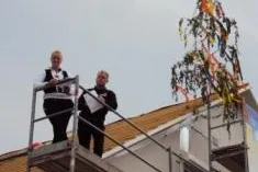 Bild: Deutsche Reihenhaus lädt zum Richtfest: Dachstühle im Kölner Wohnpark „Am Feld“ erfolgreich aufgestellt