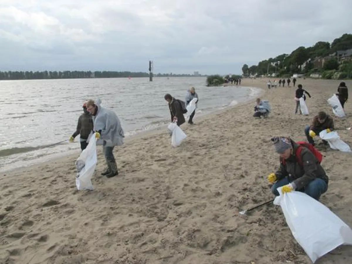 Müllsammeln am Strand ist sinnvoll, denn Plastik braucht 400 Jahre zum Zerfall. Foto: DEEPWAVE.org