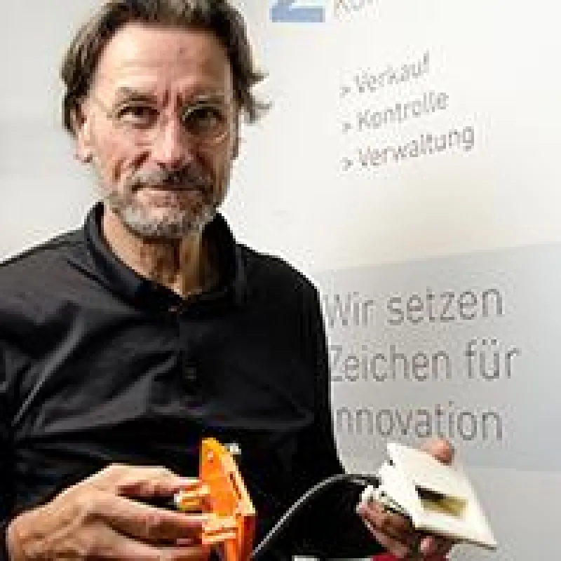 EWV-Geschäftsführer Gerhard Strauß mit 3D Kunsstoffkomponenten aus dem Innenbereich der EWV-Kassensy