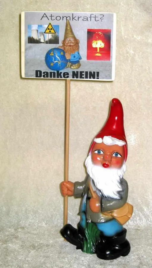 Gartenzwerg demonstriert mir einem Schild gegen Atomkraft
