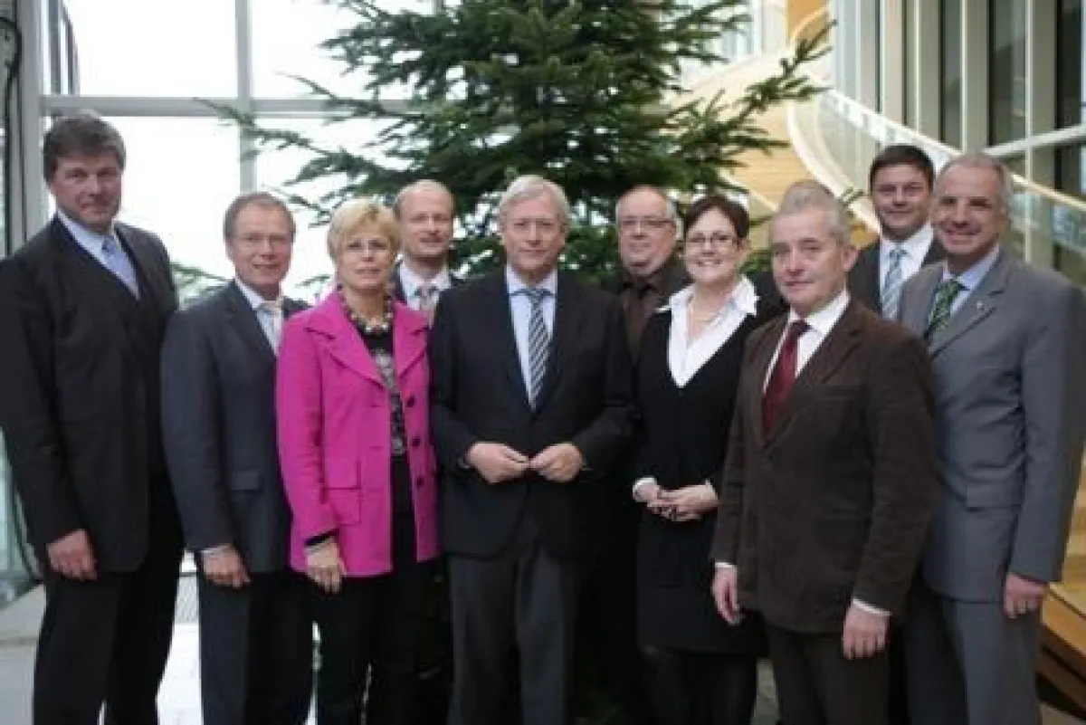 Dr. Philipp Heereman (Vors. WBV) (li) mit dem Landtagspräsidenten Eckhard Uhlenberg (5 v. li.) u. Landtagsabgeordenten