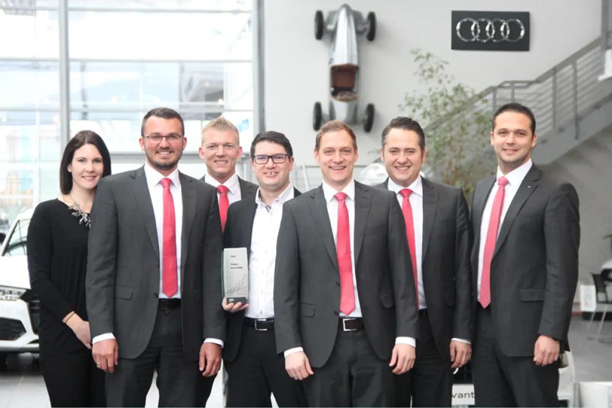 Thomas Fischer, Geschäftsführer, (Mitte) gratuliert seinem Neumarkter Audi-Team.