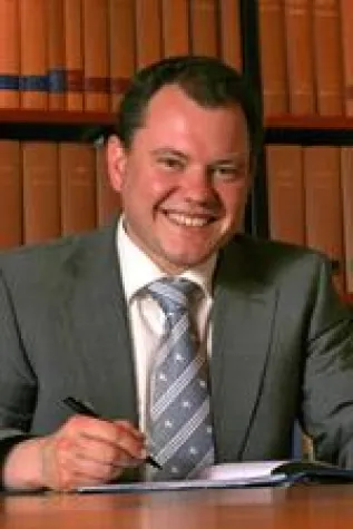 Bild: Eine Verkehrsunfall bei Schnee und Regen