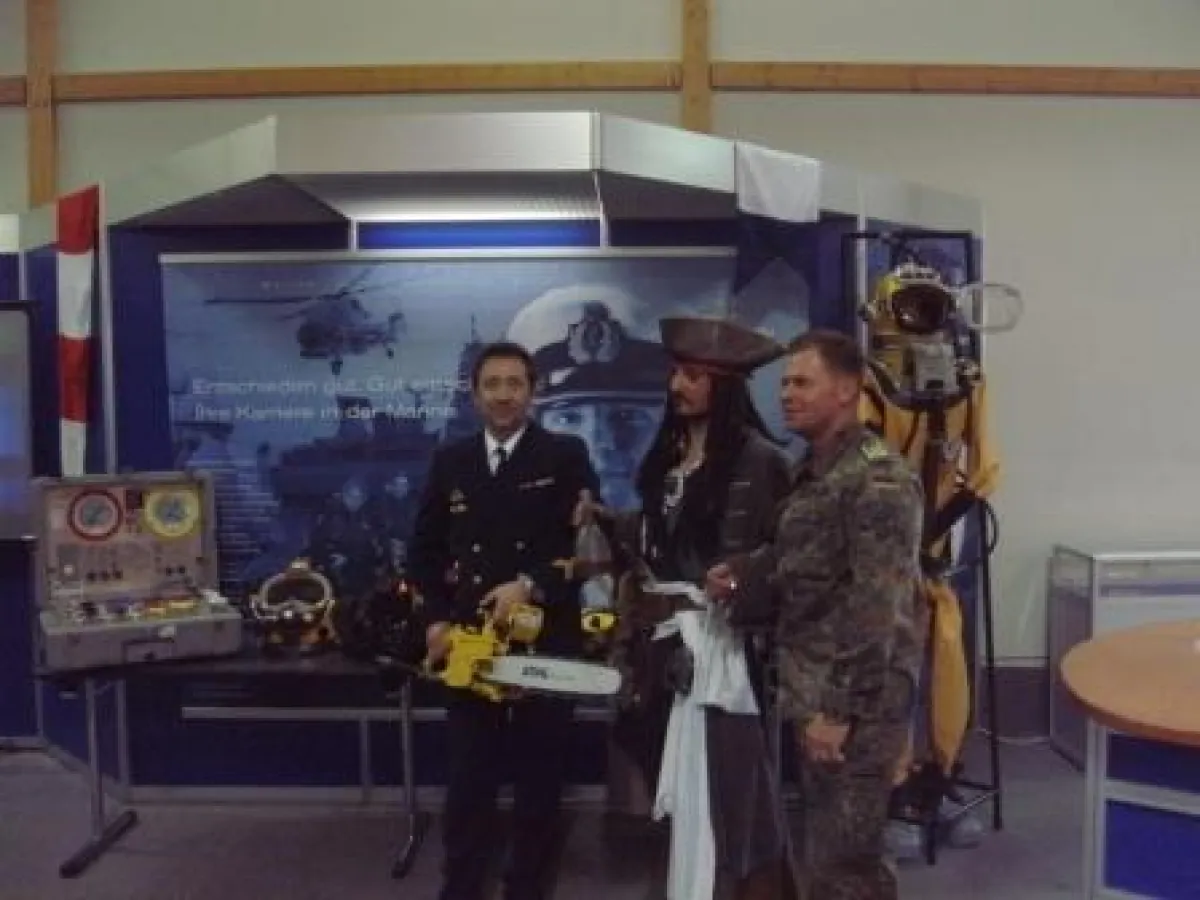 Nicht nur Captain Jack verlies seine Black Perl um sich über eine Karriere bei der Bundeswehr zu informieren.