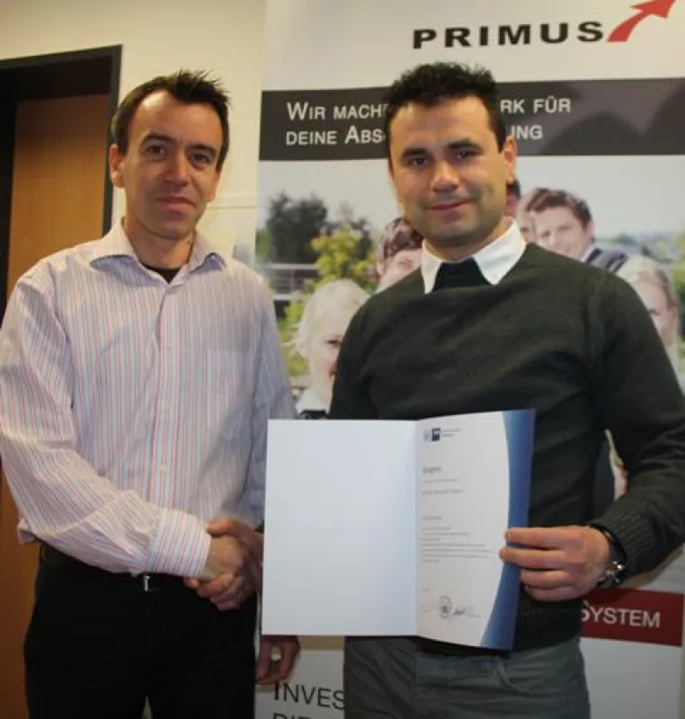 Primus-Coach Berkant Özdönmez (links) gratuliert Ufuk Sonuvar zur bestandenen Prüfung