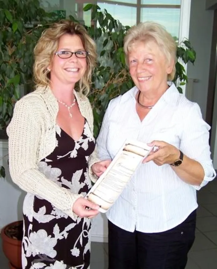 Martina Bonnet (links) und Kristina Ueberschär von der Schmaus GmbH bei der Gewinnübergabe