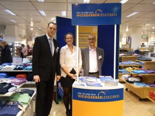 Weißgerber Lesezirkel präsentiert sich zum 130. Geburtstag von Karstadt Bild: Weißgerber Lesezirkel präsentiert sich zum 130. Geburtstag von Karstadt