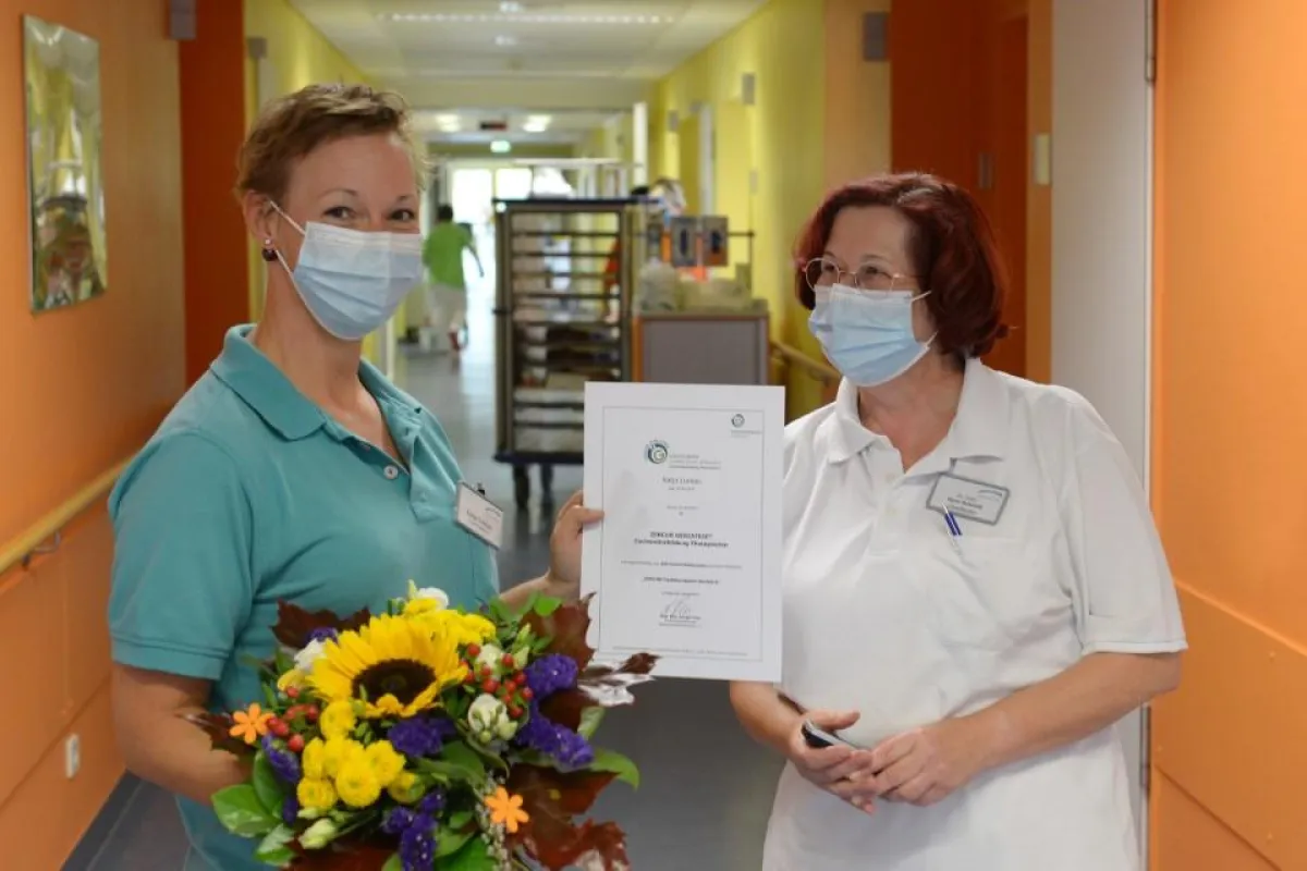 Chefärztin der Geriatrie, Dr. Karin Schmidt (re), und Ergotherapeutin Katja Luckas (li)