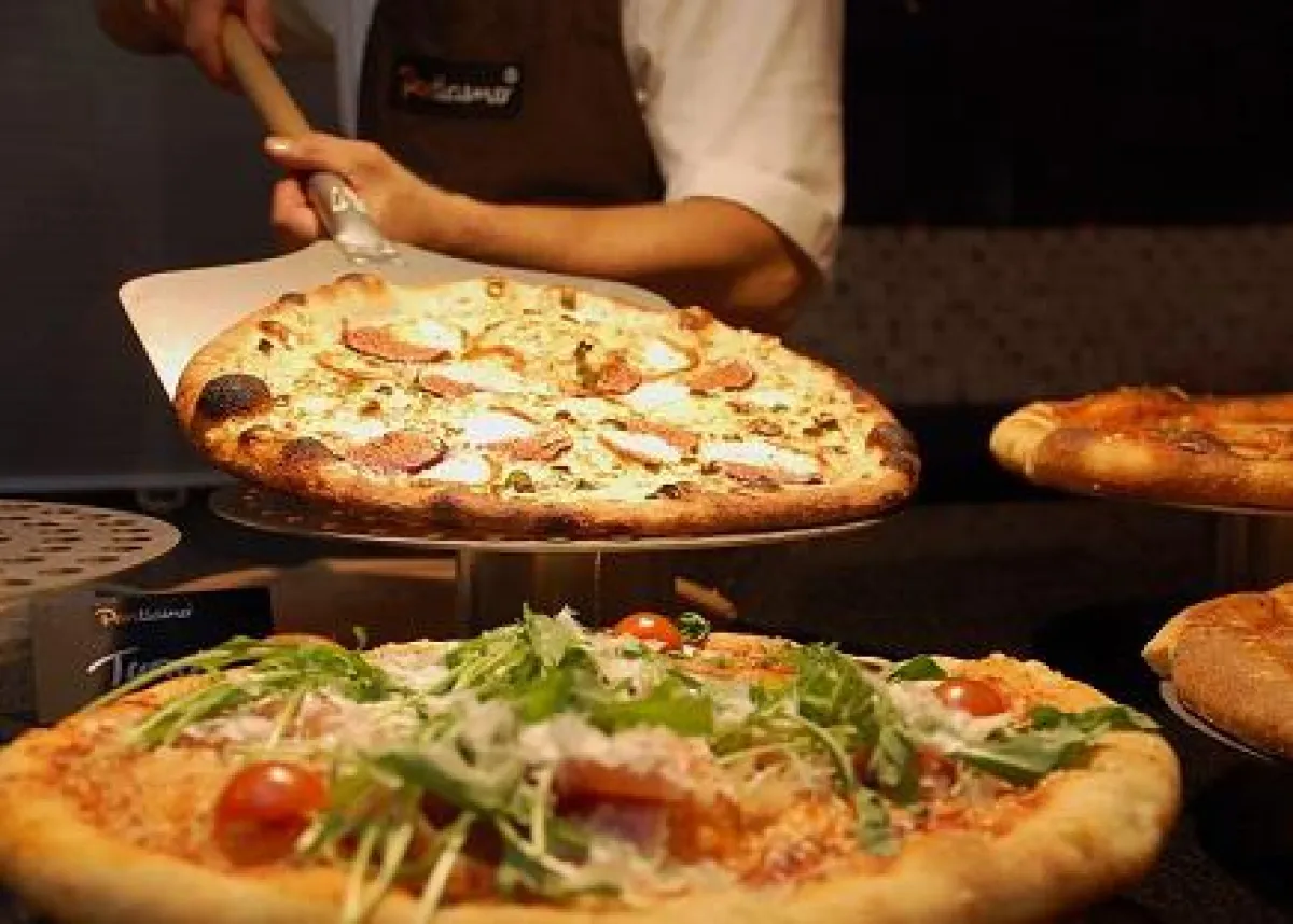 Bildunterschrift: Die Pizzagiganten lassen in ausgefallen Kreationen jeden satt werden.