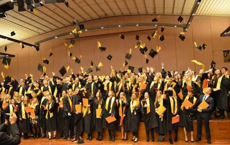 Die EUFH verabschiedete 235 Absolventen am Standort Brühl: Bild: Die EUFH verabschiedete 235 Absolventen am Standort Brühl: