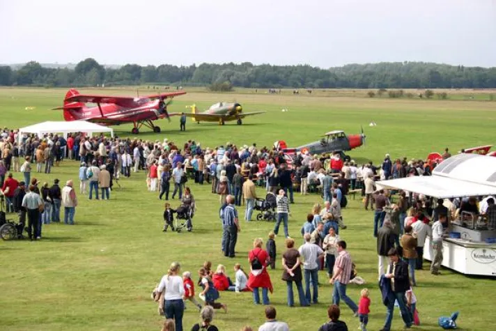 Bild: Rasante Oldtimer am Krefelder Himmel