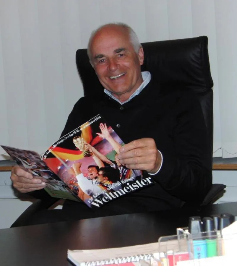 Prof. Dr. Heinz Liesen (68) erinnert sich nach 20 Jahren beim Durchblättern einer Sonderpublikation zur Fußball- Weltmeisterschaft 1990, in der die mysteriösen „gelben Flaschen“ eine besondere Rolle s