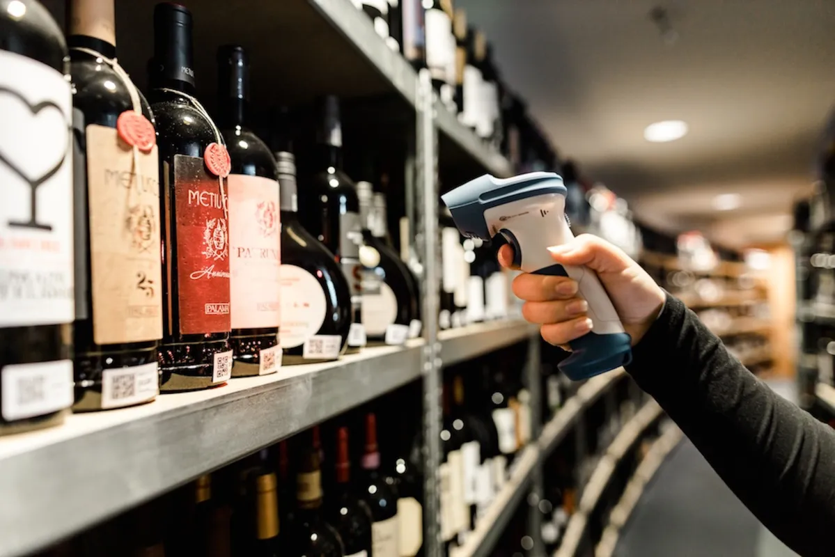 Foto (DWM): „Weine aus der ganzen Welt, werden für die Benefizaktion ausgewählt.