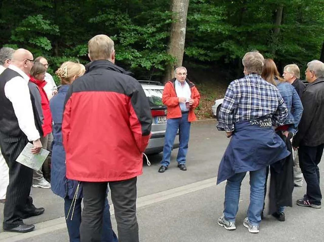 Die Teilnehmer des at-home-Sommermeetings fachsimpelten auf dem Rutengänger-Lehrpfad ind Waldbronn.