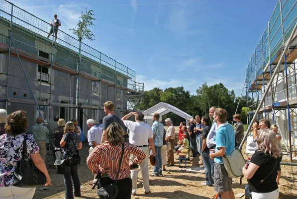 Wohnpark „Zur Apfelblüte“ blüht auf - Deutsche Reihenhaus feiert Richtfest in Meckenheim Bild: Wohnpark „Zur Apfelblüte“ blüht auf - Deutsche Reihenhaus feiert Richtfest in Meckenheim